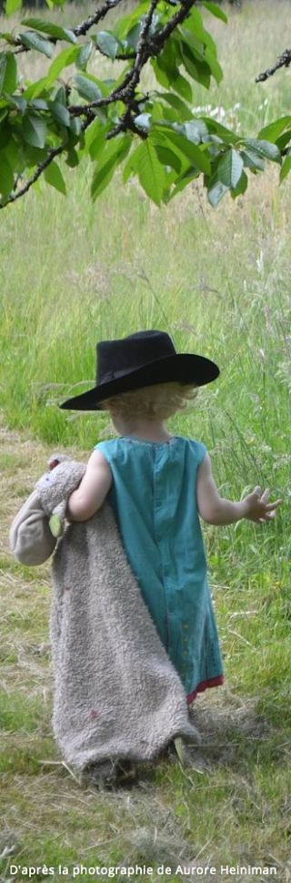 Enfant-spontané-créatif-libre-chapeau-doudou-nature-petite robe